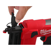 Milwaukee M12 FUEL™ FCN18GS-202X Accu compacte afwerktacker 18Ga 12V 2.0Ah in HD-Box - 4933493355 - 4058546482268 - 4933493355 - Mastertools.nl