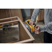 DeWALT DCW220N Accu Bandschuurmachine 75x533mm Brushless 18V XR Basic Body - 5035048793831 - DCW220N-XJ - Mastertools.nl