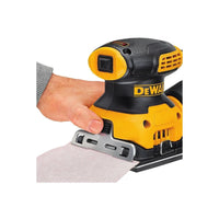 DeWALT DWE6411 Vlakschuurmachine 1/4 Vel 230w - 5035048553893 - DWE6411-QS - Mastertools.nl