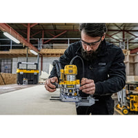 DeWALT D26204K Bovenfrees / kantenfrees 900W 8mm - 5035048315781 - D26204K-QS - Mastertools.nl